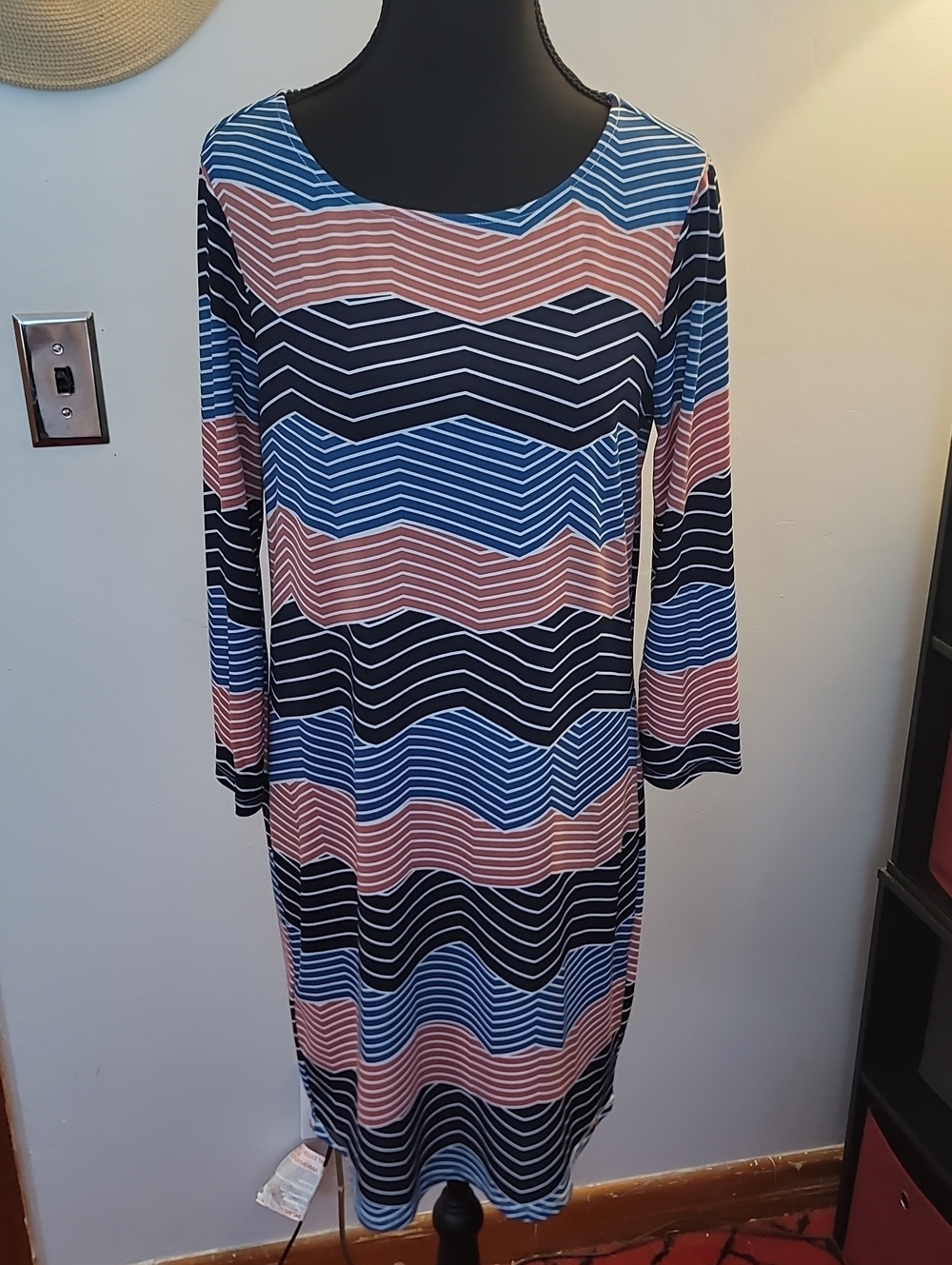 BCBGMaxAzria Long-Sleeve Wave-Stripe Shift Dress in Blue, Black & Pink Sz small